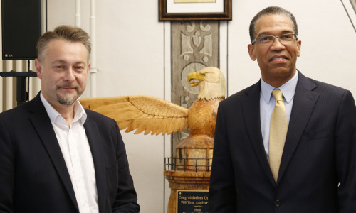 Bürgermeister Ivica Lukanic und US-Generalkonsul Darion Akins.