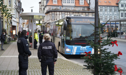 Einsatzkräfte der Polizei kontrollieren die Einhaltung der 3G-Regeln im ÖPNV in Wolfenbüttel. Laut Innenminister Boris Pistorius sollen solche Kontrollen verschärft werden. 