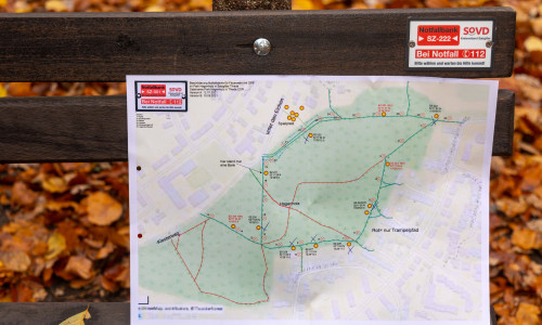 2021 wurden die Bänke im Hagenholz gekennzeichnet. Der Übersichtsplan wurde natürlich nur für das Pressefoto angebracht. Archivbild.