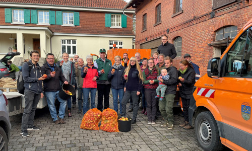 Rund 1,5 Tonnen Äpfel wurde auf den landkreiseigenen Grundstücken gesammelt – daraus wurden 999 Liter Apfelsaft gemostet.