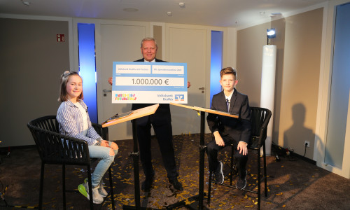 Jürgen Brinkmann, Vorstandsvorsitzender der Volksbank BraWo, übergibt mit den Kindern Maja und Leander beim RTL Spendenmarathon eine Spende in Höhe von 1.000.000 Euro an Stiftung RTL - Wir helfen Kindern e.V. 