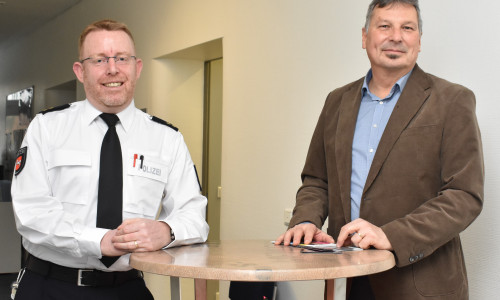 Polizeipräsident Michael Pientka (rechts) mit dem neuen Leiter des Polizeikommissariats Mitte, Polizeioberrat Jörn Paulsen.