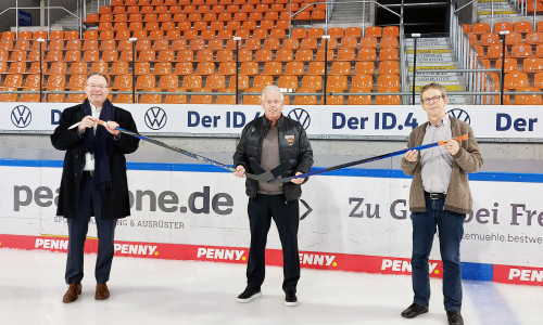 Dr. Berend Holst (Aufsichtsrat der Grizzlys Wolfsburg), Karl-Heinz Fliegauf (Geschäftsführer und Sportdirektor), Klaus Mohrs (Aufsichtsratsvorsitzender der Grizzlys Wolfsburg) (v. li.).   