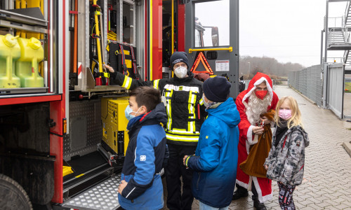 Linus (9) und sein Bruder Ben (11); Zoe (7); Simon Pawelczyk (Berufsfeuerwehr) erklärte das Werkzeug im Fahrzeug und Mark Schappiewski war mimte den Weihnachtsmann vor dem Impfzentrum.