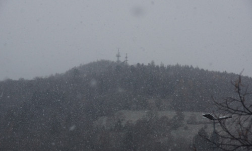 Schneegestöber am Steinberg in Goslar hinterließ am Wochenende immerhin auf den Berggipfeln kurzzeitig weiße Mützen. 