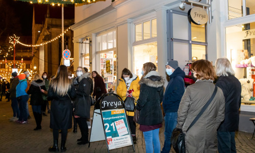 Am 16. Dezember laden sowohl der Weihnachtsmarkt als auch die teilnehmenden Geschäfte des langen Donnerstags zu Weihnachtseinkäufen bis 21 Uhr ein. 