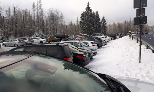 So überfüllt wie hier ist der Parkplatz Oderteich am heutigen zweiten Weihnachtsfeiertag nicht.