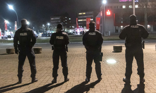 Polizei bei einer Montagsveranstaltung in Salzgitter.