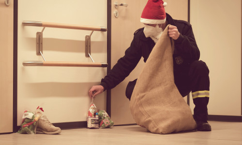 Unterstützung für den Nikolaus: Kameraden der Ortsfeuerwehr Stadtmitte halfen in der Kinderklinik die Stiefelchen und Schühchen zu füllen.