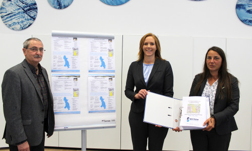 Sprecherin Maren Wegener (Mitte) mit Verbandsvorsteher Lutz Erwig und Ingenieurin Beatrice Kausch vom Wasserverband Peine mit dem Abschlussbericht. 