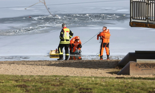 Ist hier eine Person ins Eis eingebrochen? Ein Taucher der Werkfeuerwehr der Salzgitter AG suchte gemeinsam mit der Berufsfeuerwehr.