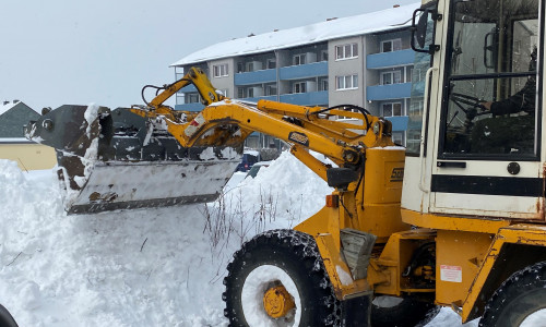 Schneeeinsatz auch auf dem Parkplatz der Asklepios Harzklinik in Goslar: Firmen sagten spontan zu, mit ihren Gerätschaften bei der Schneeräumung zu helfen. 