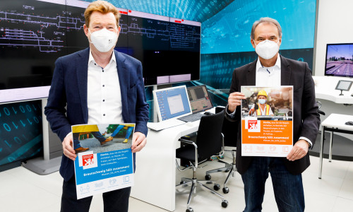 Oberbürgermeister Ulrich Markurth und Thorsten Sponholz, Sprecher der Betriebsleitung von Siemens Mobility in Braunschweig, stellten die Plakate am Mittwoch bei Siemens vor.