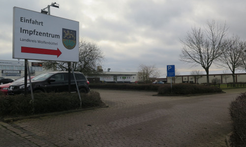 Hier geht es zum Impfzentrum – ein großes Schild weist auf die Einfahrt zum Impfzentrum in Wolfenbüttel in der Schweigerstraße hin. Es gibt genügend Parkplätze.