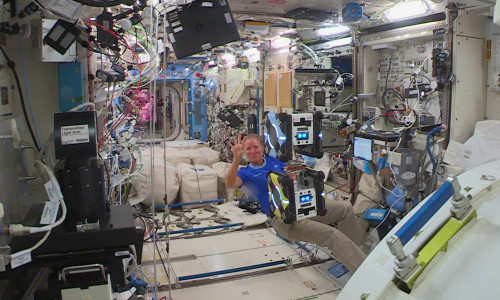 US-Astronautin Shannon Walker beim zweiten Andock-Experiment mit Astrobees am 18. Januar 2021. 