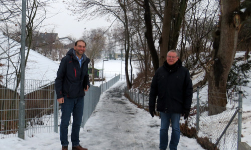 Fachbereichsleiter Marco Schulz (links) und Ortsbürgermeister Frank Hennig am neuen Verbindungsweg in Wendhausen
