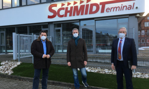 Uwe Schäfer (links) und Frank Oesterhelweg (rechts) informierten sich bei Der-Schmidt Geschäftsführer Philipp Cantauw über die Möglichkeiten.