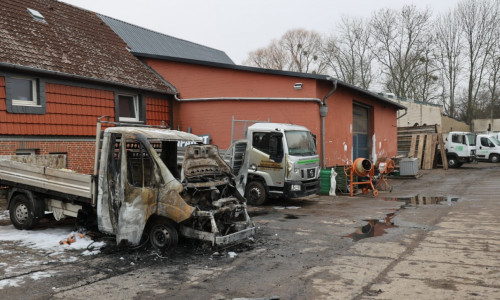 Auf einem Firmengelände in Lebenstedt kam es in der Nacht zu einem Brand. Der Besitzer glaubt, es sein ein Anschlag auf ihn persönlich. 