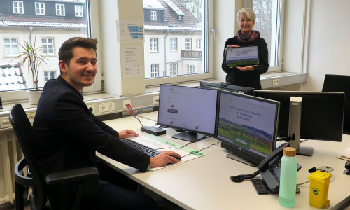Safet Trzaska, Projektleiter Digitalisierung im Landkreis Wolfenbüttel, und Landrätin Christiana Steinbrügge präsentieren das neue Serviceportal. 