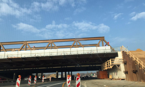 Die Bauarbeiten am Kreuz Braunschweig-Süd schreiten voran. Die Straßenbahn wird nach Verlegung der Gleise eingleisig über diese Behelfsbrücke geführt.