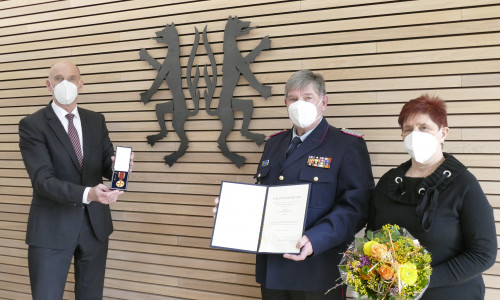 Landrat Franz Einhaus (links) überreicht Hans-Peter Bolm (2. von links) die Verdienstmedaille des Verdienstordens der Bundesrepublik Deutschland. 