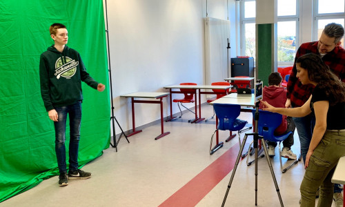 Eine 10. Klasse nutzt im Schuljahr 2019/20 die GreenScreen Technologie für eine Präsentation im Fach Geschichte. 