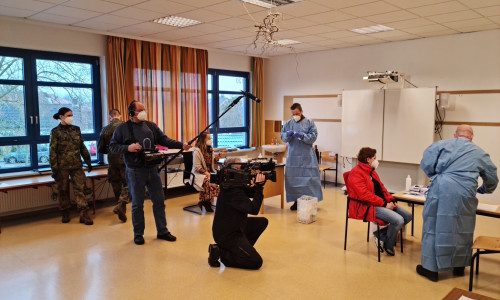 Ein Filmteam des NDR begleitete die Soldaten bei der Schnelltestung des Personals in der Grundschule ‚Drachenstark‘ in Edemissen. 