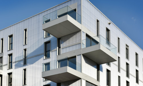 Das Projekt Wohnzwilling in den Hellwinkel Terrassen ist mit einer wärmespeichernden Fassade aus Polycarbonatplatten versehen. 