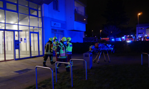 Einsatzkräfte der Feuerwehr vor dem Hochhaus im Riesentrapp in Lebenstedt.