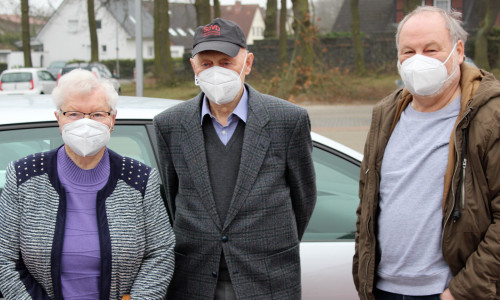 Gisela und Heinrich Kruse aus Knesebeck wurden von Heinz-Ulrich Kabrodt (re.) zum Impfzentrum Gifhorn gefahren.