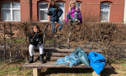 Julia, Lisbeth und Helena mit dem am Andreeplatz und Indianerspielplatz gesammelten Müll.