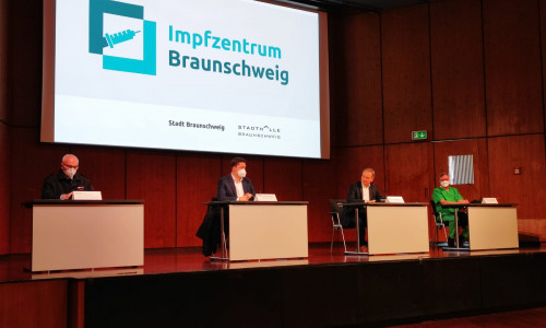 Bei einem Pressegespräch Impfzentrum Braunschweig informierten Oberbürgermeister Ulrich Markurth gemeinsam mit Organisationsdezernent Dr. Thorsten Kornblum als Leiter der Task Force "Impfzentrum" über die Impfungen in der Stadt. 