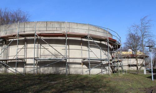 16 Meter Durchmesser haben die beiden Reinwassertanks am Wasserwerk in Wehnsen – derzeit sind sie eingerüstet: Das Dach des Kammersystems wird neu gedeckt. 