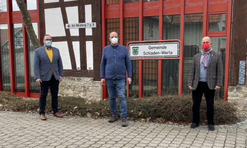 Von links: Julian Märtens, Andreas Memmert und Harald Koch vor der Gemeindeverwaltung in Schladen.