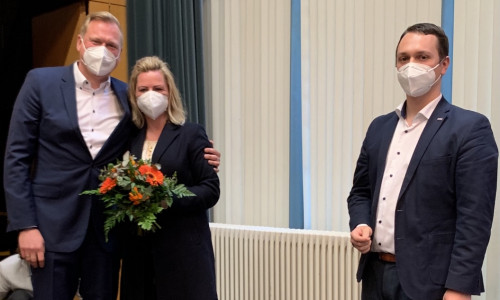 Bürgermeisterkandidat Jan-Philipp Schönaich, seine Ehefrau Marie und der Vorsitzende des Stadtverbandes Thorge Karnick.