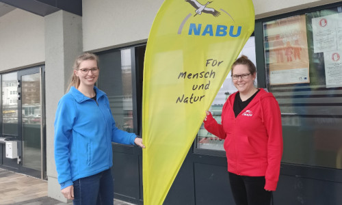 Josefine Beims, Leiterin der NABU-Regionalgeschäftsstelle (links) begrüßt ihre neue Kollegin Melanie Bänsch (rechts) als NAJU-Regionalbetreuung   
