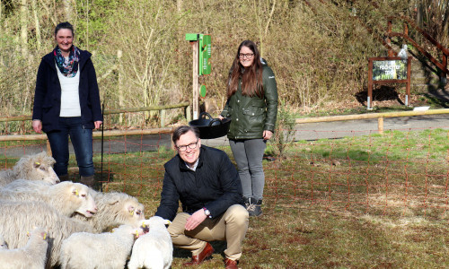 Landrat Dr. Andreas Ebel füttert die neuen Bewohner des Otter- Zentrums mit Vereinsvorstand Eva Baumgärtner (links) und Daniela Lahn, Leiterin der Abteilung Tierhaltung und -forschung.