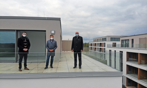 Maximilian Bohr (Abteilungsleiter Individualkunden BS Energy), Thorsten Schmidt (Geschäftsführer Bauunternehmen Schmidt GmbH & Co.KG ) und Kai-Uwe Rothe (Geschäftsführer BS Netz) über den Dächern des Baugebietes “Neue Mitte” in Lamme (v. li.).