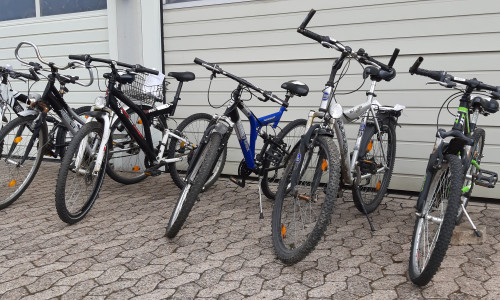 Die Polizei sucht die Besitzer dieser Fahrräder