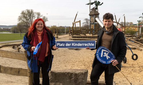 Die Kunstmalerin Wilma Klein und der Vorsitzende des Kinderschutzbundes Salzgitter, Eugen Schmidt wünschen sich einen "Platz der Kinderrechte".