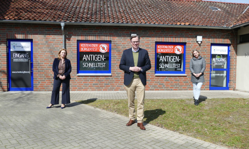 Landrat Dr. Andreas Ebel (Mitte) besucht das neue Testzentrum in Weyhausen.