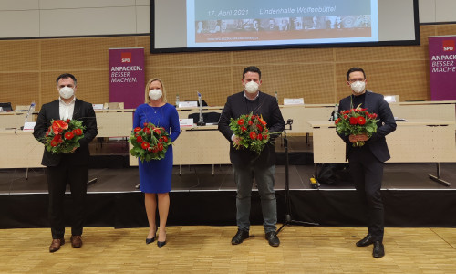 (Von links) Mit Dr. Christos Pantazis, Dunja Kreiser, Hubertus Heil und Falko Mohrs führen vier SPD-Politiker aus der Region die Niedersächsische SPD in die Bundestagswahl