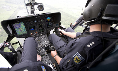 Die Besatzung des Hubschraubers sind ausgebildete Polizisten.