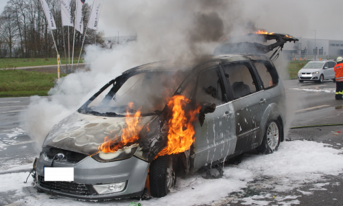 In Salzgitter ging ein Auto auf der Industriestraße in Flammen auf.