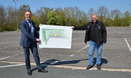 Werkleiter Martin Schmuck (li.) mit dem Betriebsratsvorsitzenden Uwe Fritsch auf dem Parkplatz Ohefeld, auf dem die Kita entstehen wird. 