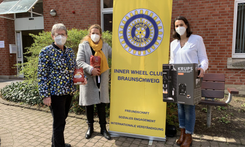 Von links: Bärbel Jablonowski (Inner Wheel Club Braunschweig), Caroline Weidner (Präsidentin Inner Wheel Club Braunschweig), Katja Seiler-Böttcher (Stellvertretende Pflegedirektorin Krankenhaus Marienstift).