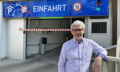 Der Grünen-Bürgermeisterkandidat Stefan Brix vor der Einfahrt des Parkhauses am Löwentor. 