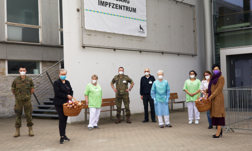 Die SPD-Politikerin und Landtagsabgeordnete Immacolata Glosemeyer (ganz rechts) und die SPD-Oberbürgermeisterkandidatin Iris Bothe (zweite von links) übergeben eine Osterüberraschung an das Team des Impfzentrums..