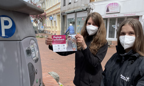 Noreen Klöpper (links) und Jennifer Töpperwien waren in Peine unterwegs und brachten insgesamt 37 Info-Aufkleber an den Parkscheinautomaten der Innenstadt an.
