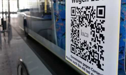 Ein QR-Code für die Luca-App an einem Bus in Goslar. 